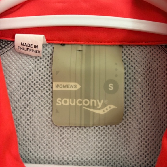 Saucony Black & White Circular Print Running Jacket w Coral Accents – Size Small - Picture 4 of 15